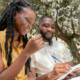 Due persone che parlano tra loro delle lingue africane