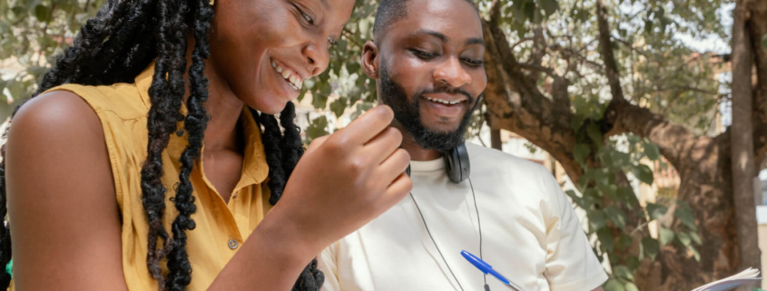 Due persone che parlano tra loro delle lingue africane