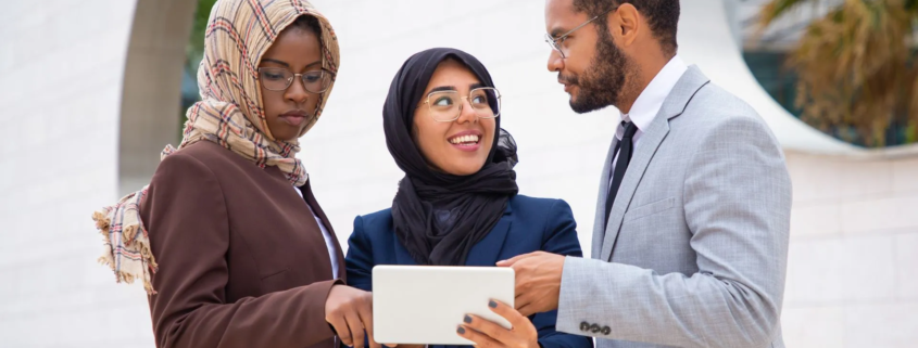 Tre arabi che discutono di un progetto