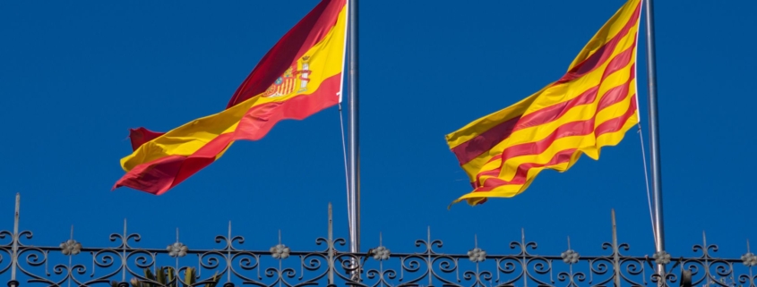 Bandiera spagnola accanto a quella della Catalogna