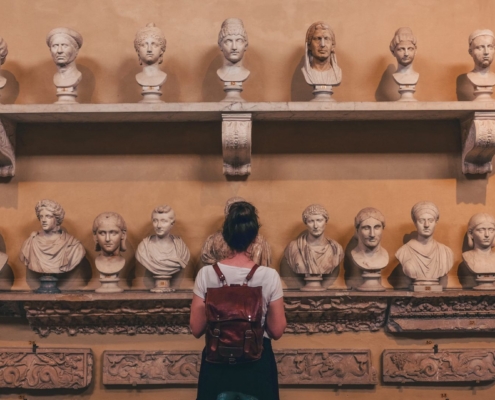 Esempio di donna che ammira delle statue in un sito turistico