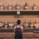 Esempio di donna che ammira delle statue in un sito turistico