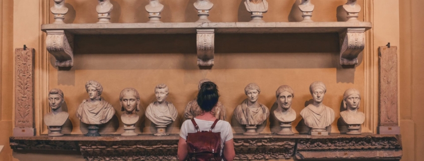 Esempio di donna che ammira delle statue in un sito turistico