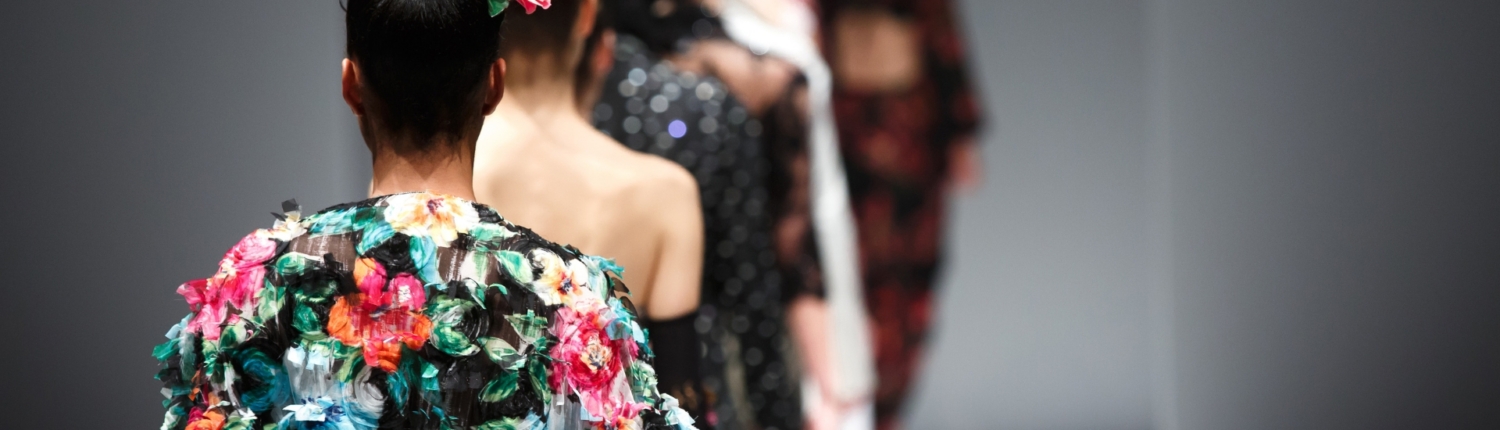 Vista posteriore delle modelle alla sfilata di moda
